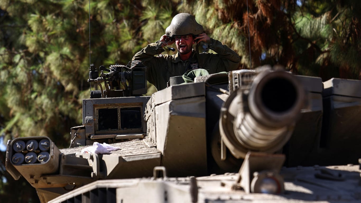 Israelischer Soldat in einem Panzer (Archivbild): Die israelische Armee gilt als bestens ausgerüstet, oft musste sie das Land verteidigen.