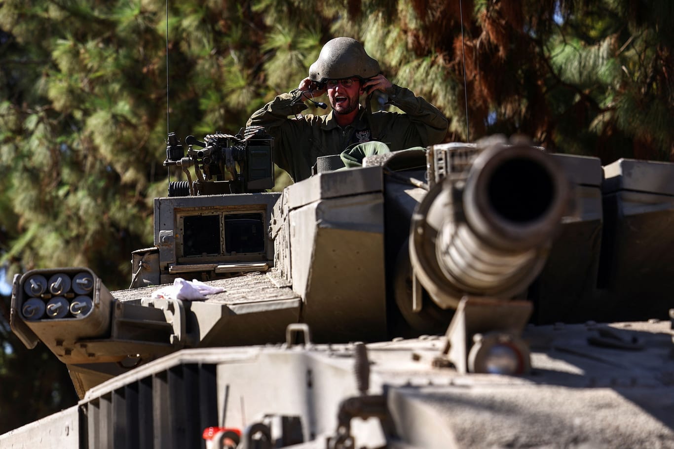 Israelischer Soldat in einem Panzer (Archivbild): Die israelische Armee gilt als bestens ausgerüstet, oft musste sie das Land verteidigen.