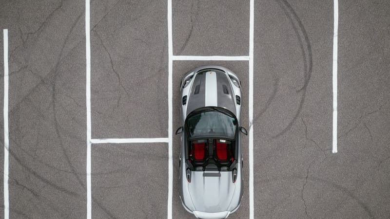 Fahrmaschine im Pausenmodus: Dass der 718 Spyder RS über 300 km/h schnell werden kann, muss er nicht ständig beweisen – selbst im Stand wirkt er richtig rasant.
