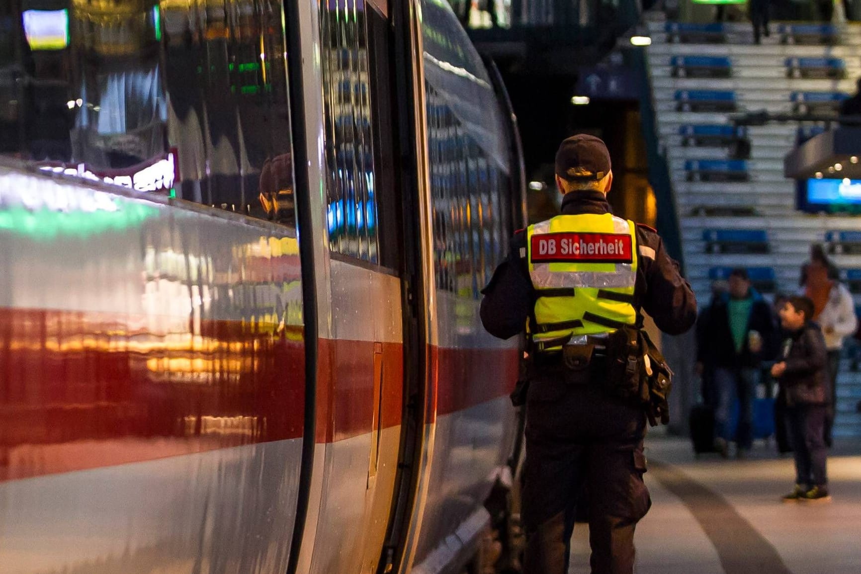 Sicherheitspersonal der Deutschen Bahn am Hamburger Hauptbahnhof (Archivbild): Sie können jetzt auch per App alarmiert werden.