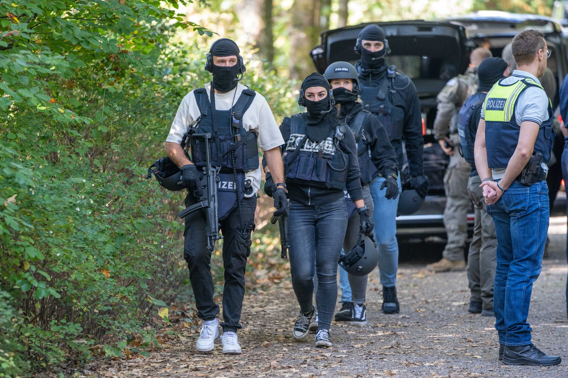 SEK-Einsatz bei Nürnberg: Ein Mann verschanzt sich in einer Wohnung in Burgthann mit einer Waffe.