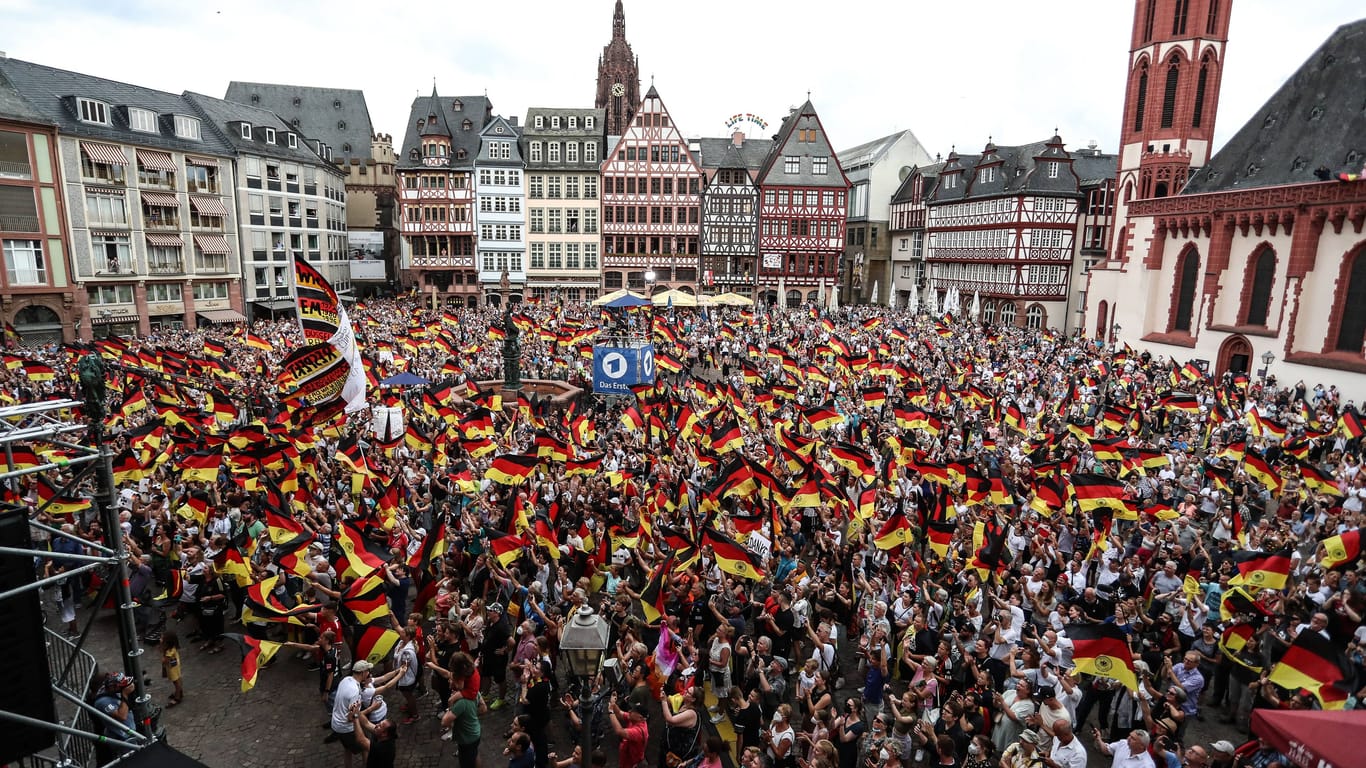 Empfang für die DFB-Frauen in Frankfurt im Mai 2022 (Archivfoto): Eine solche Feier war auch für die Eintracht geplant.