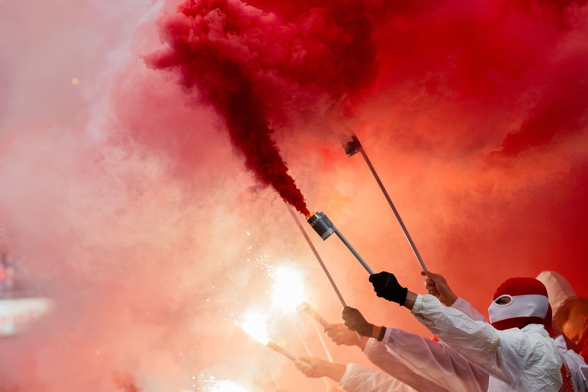 Der 1. FC Köln gegen Borussia Mönchengladbach: Kölner Fans zünden Rauchbomben und Pyrotechnik.