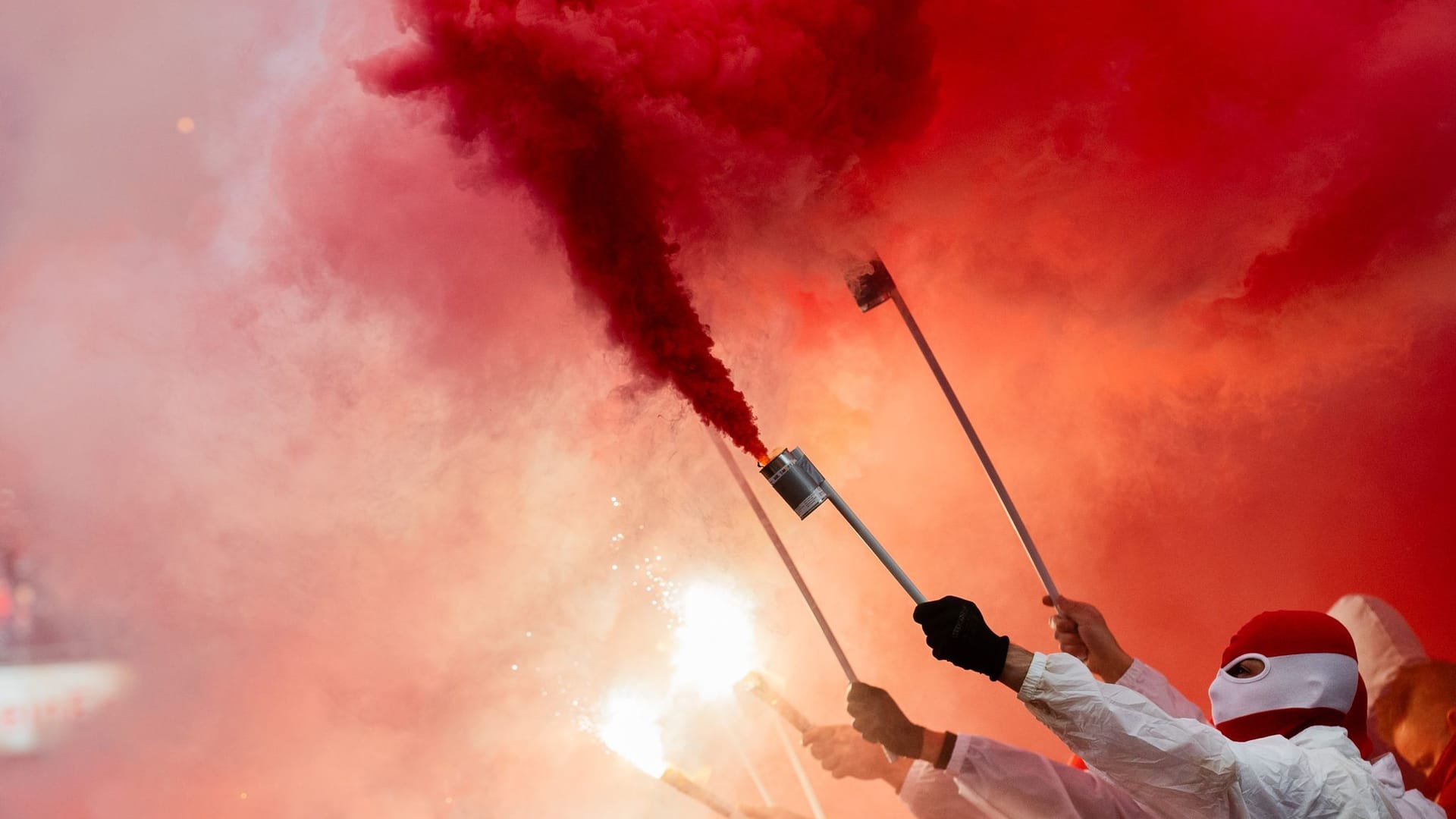 Der 1. FC Köln gegen Borussia Mönchengladbach: Kölner Fans zünden Rauchbomben und Pyrotechnik.