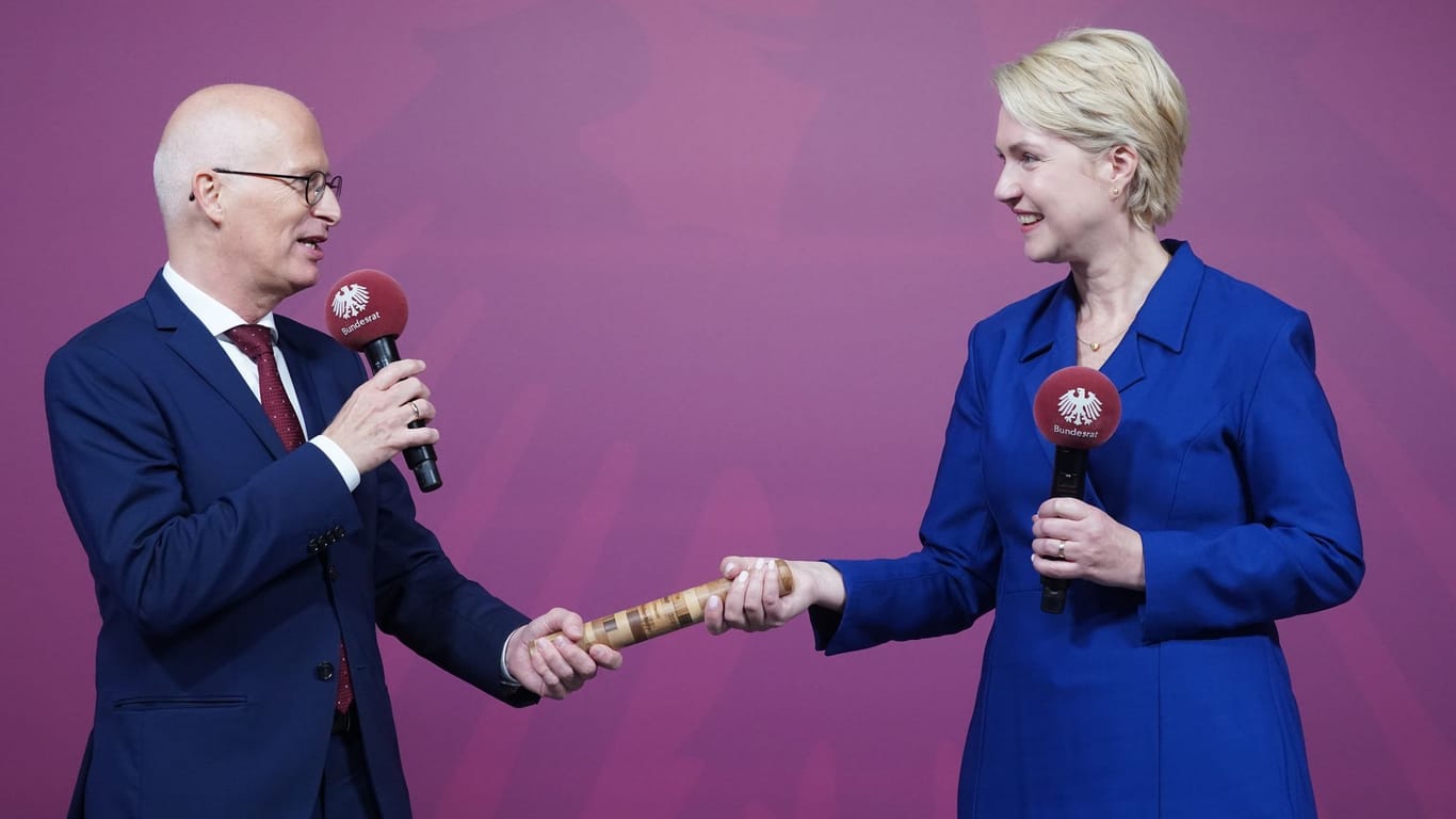 Hamburgs Peter Tschentscher (SPD) übergibt symbolisch den Staffelstab für die Bundesratspräsidentschaft an Manuela Schwesig (SPD), Ministerpräsidentin von Mecklenburg-Vorpommern.