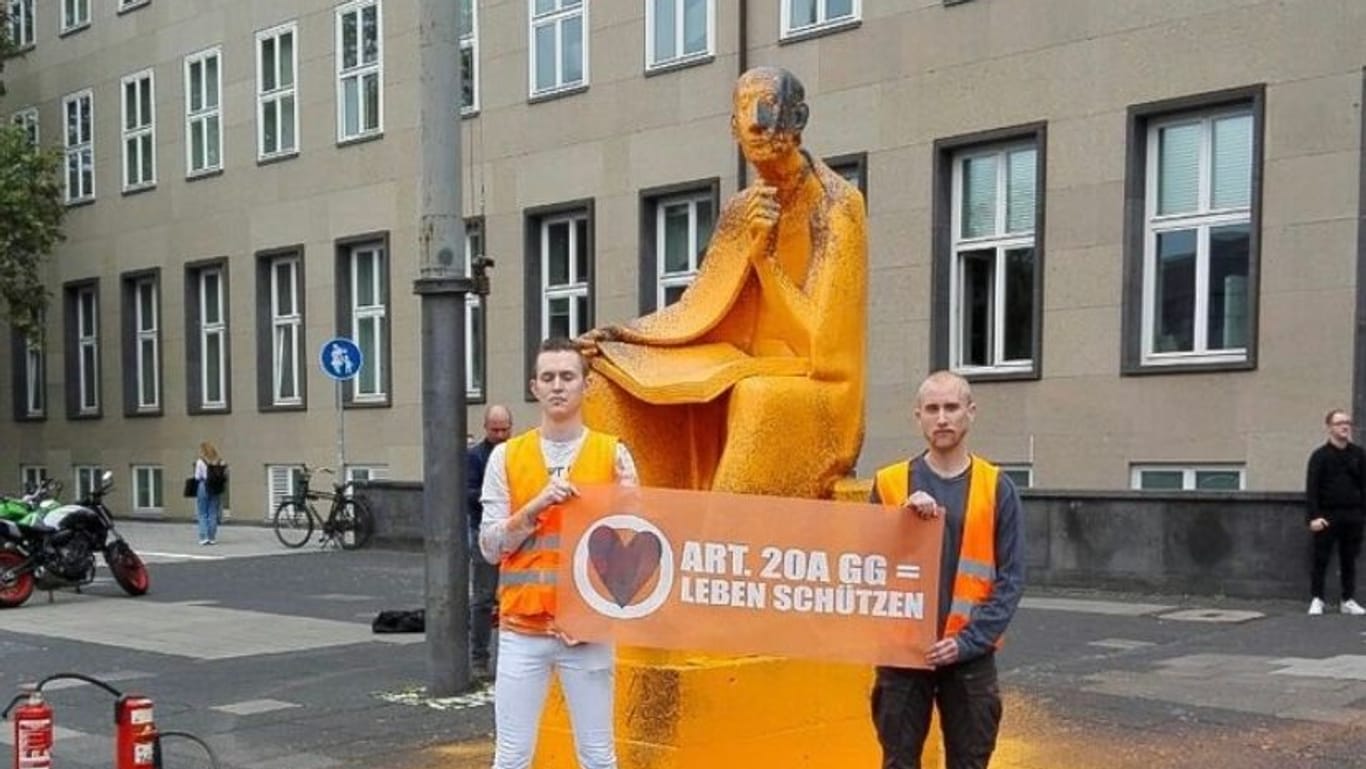 Aktivisten haben das Albert-Magnus Denkmal vor der Kölner Universität beschmiert. — (Quelle: Instagram.com/letztegeneration.nrw)