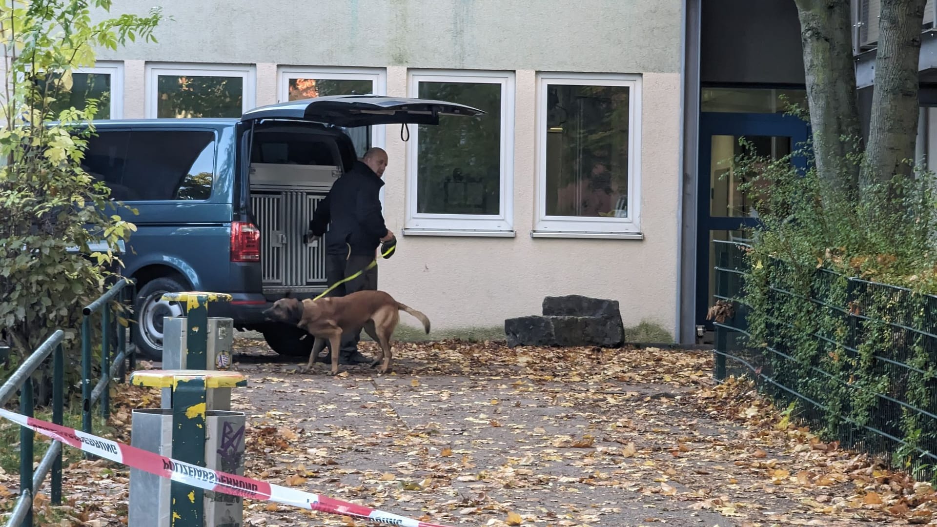 Ermittler im Einsatz bei einer Erfurter Schule am Montag: Den zweiten Tag in Folge kam es zu Bombendrohungen in Deutschland. Ermittler im Einsatz bei einer Erfurter Schule am Montag: Den zweiten Tag in Folge kam es zu Bombendrohungen in Deutschland.