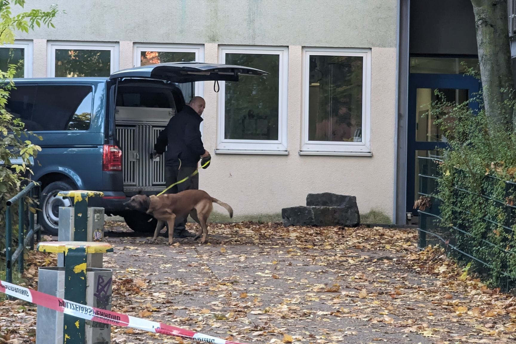 Ermittler im Einsatz bei einer Erfurter Schule am Montag: Den zweiten Tag in Folge kam es zu Bombendrohungen in Deutschland.