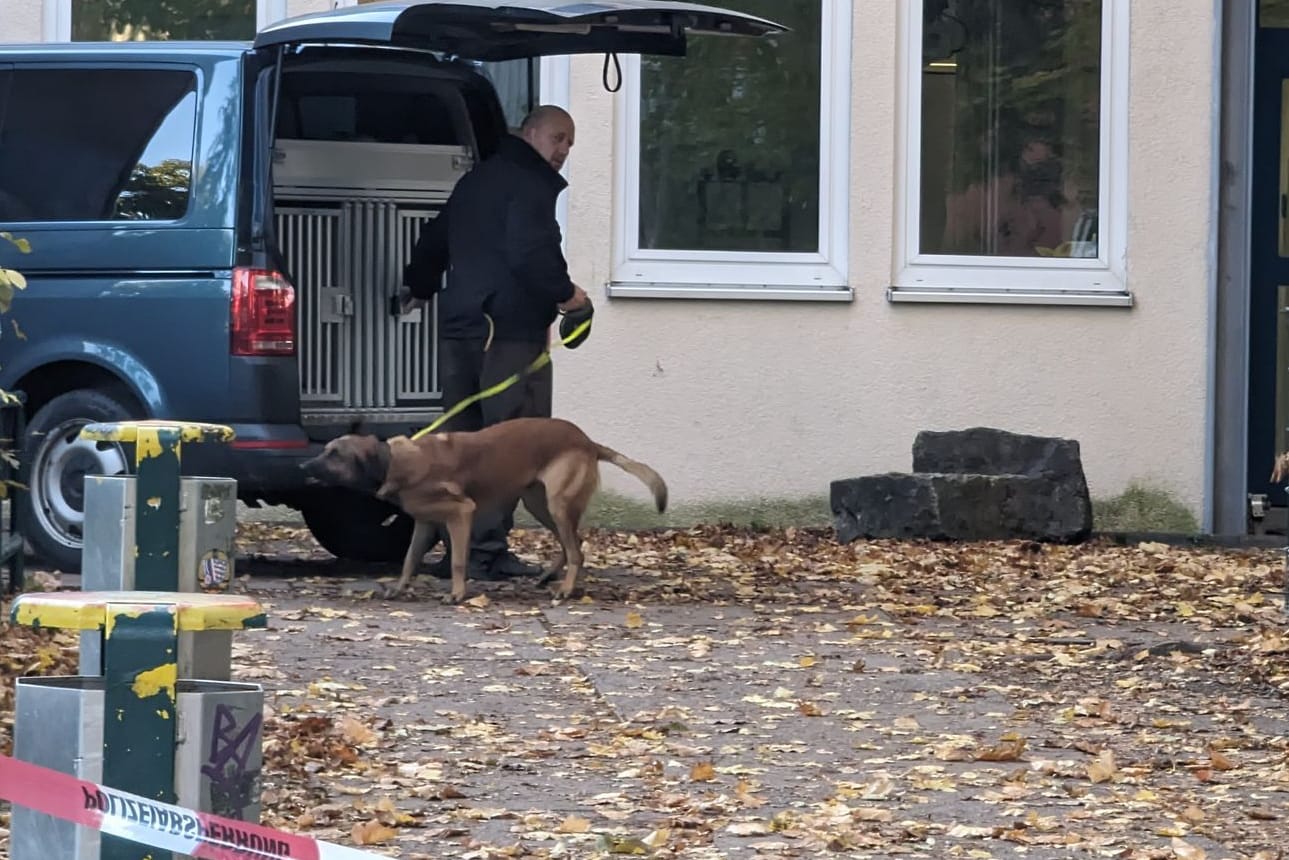 Ermittler im Einsatz bei einer Erfurter Schule am Montag: Den zweiten Tag in Folge kam es zu Bombendrohungen in Deutschland.