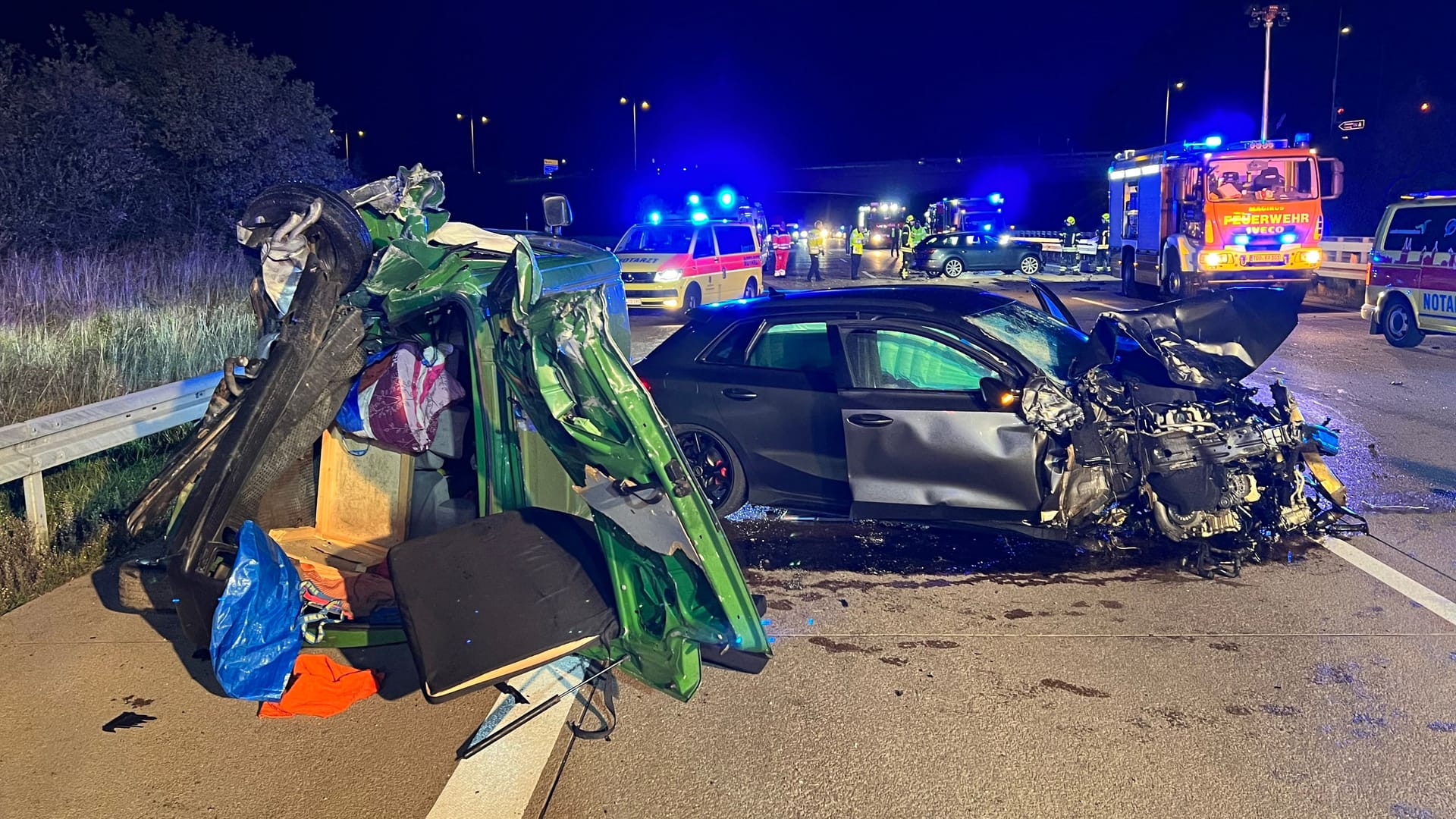 Unfallstelle auf der A14 am Abend: Es gab mehrere Verletzte.