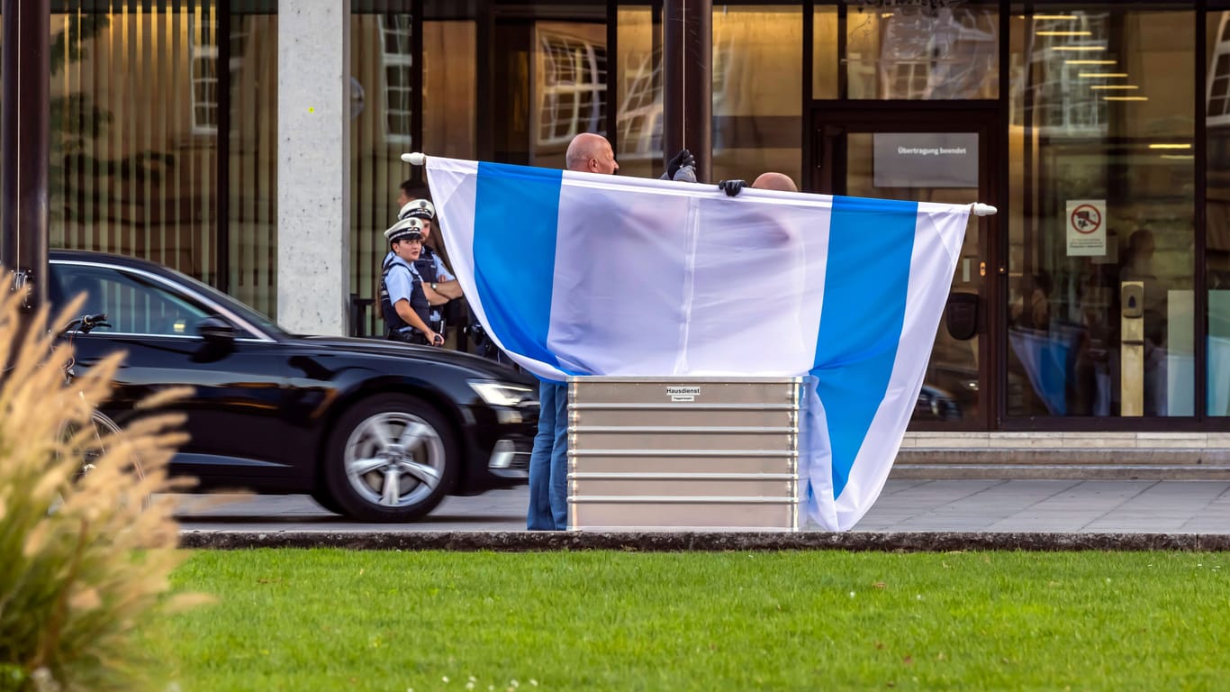 Israelische Flagge am Landtag von Baden-Württemberg. Der Polizeirabbiner wünscht sich manchmal noch stärkere Zeichen der Solidarität.