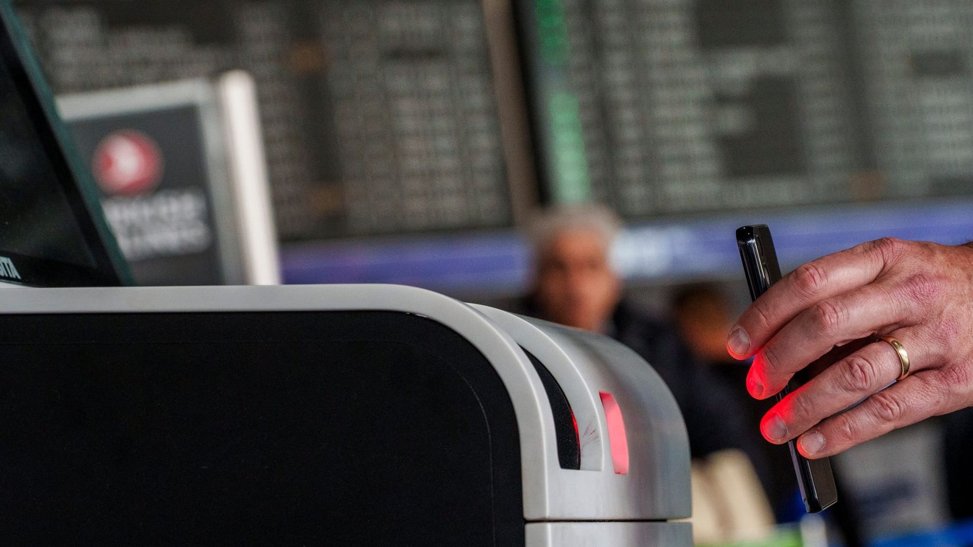 Check-in-Automaten mit biometrischer Identitätsprüfung Check-in-Automaten mit biometrischer Identitätsprüfung