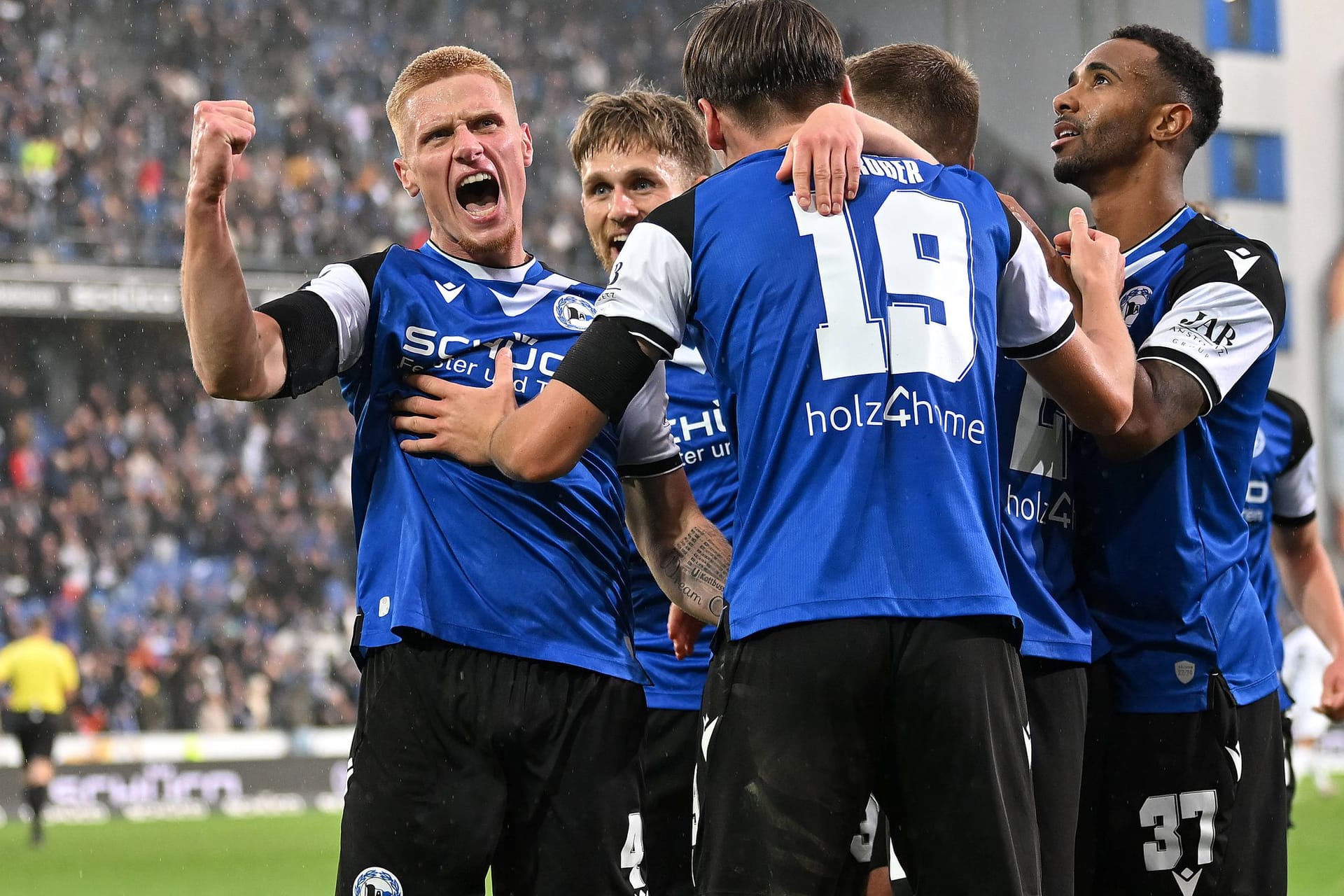 Bielefelds Spieler feiern einen Treffer: Die Partie gegen Waldhof Mannheim ging gut für die Arminia aus.