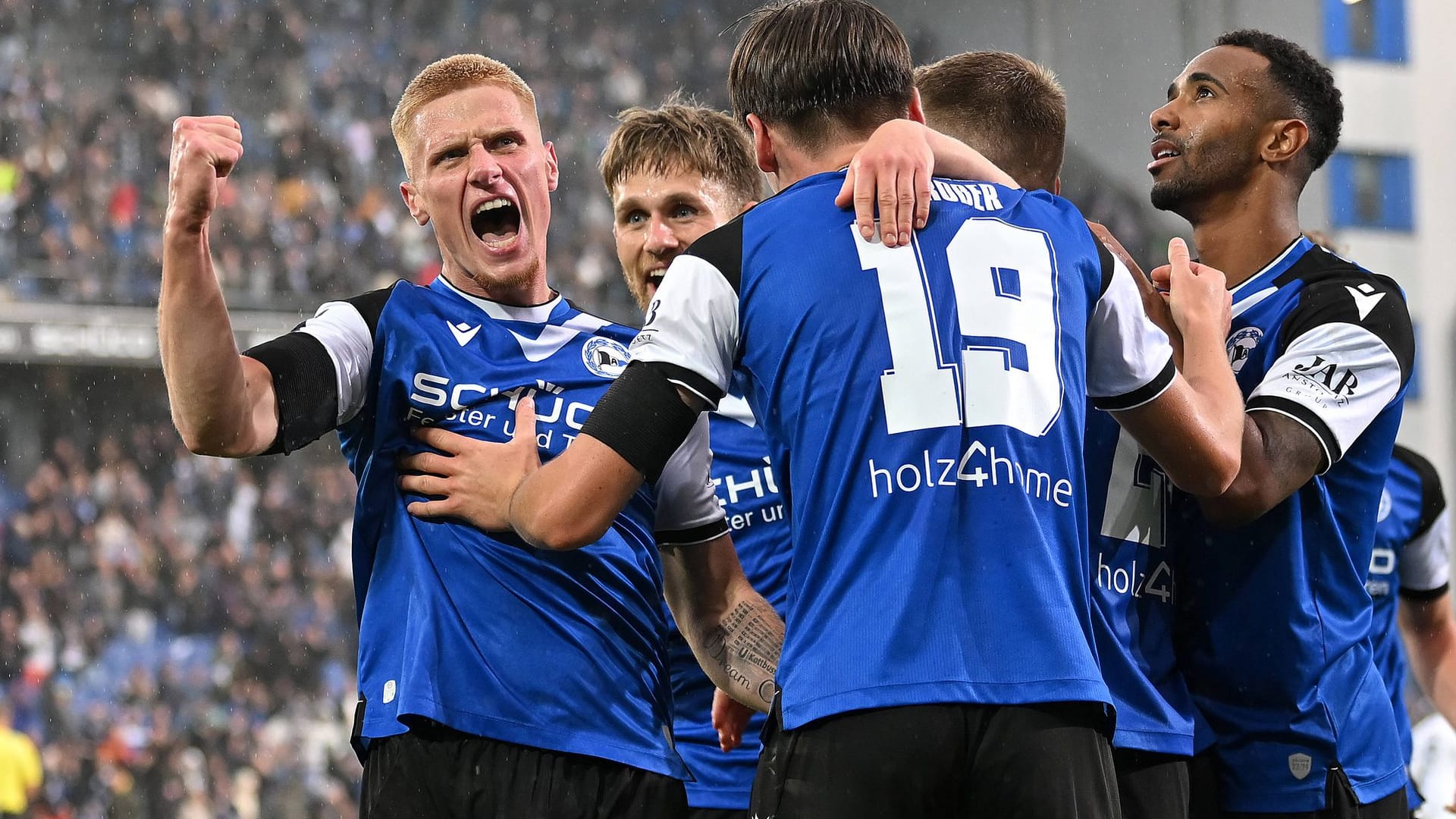 Bielefelds Spieler feiern einen Treffer: Die Partie gegen Waldhof Mannheim ging gut für die Arminia aus.