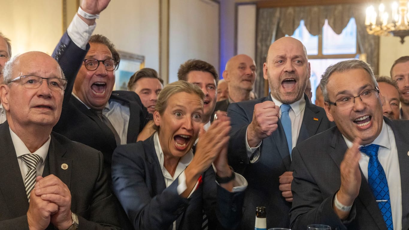 Alice Weidel (Mitte) jubelt mit ihren Parteifreunden in Hessen: Auch in Bayern war die AfD ein klarer Gewinner der Wahl.