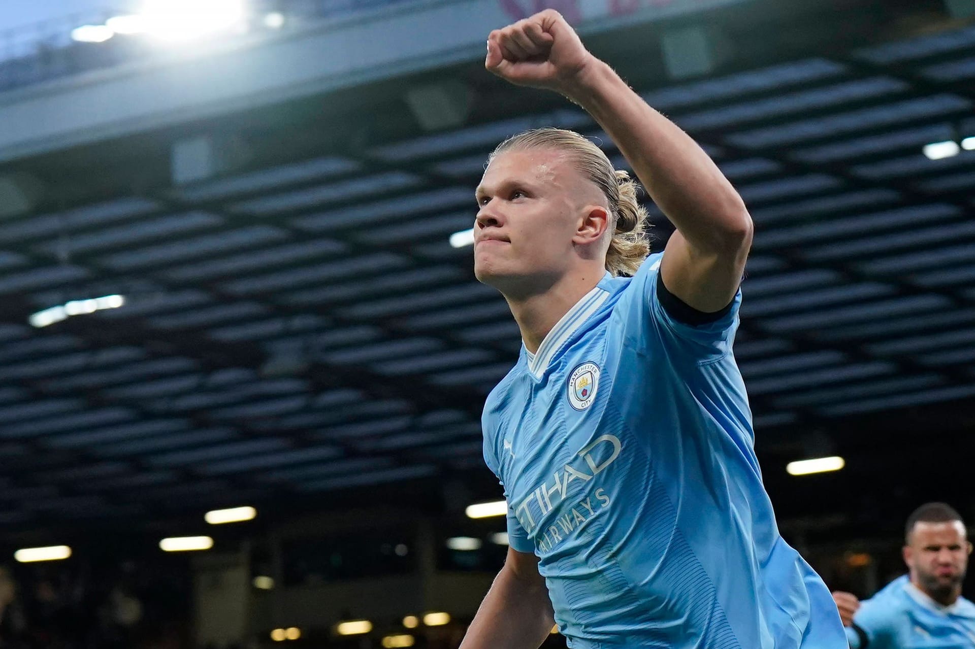 Erling Haaland jubelt: Er schoss Manchester City zum Derby-Sieg.