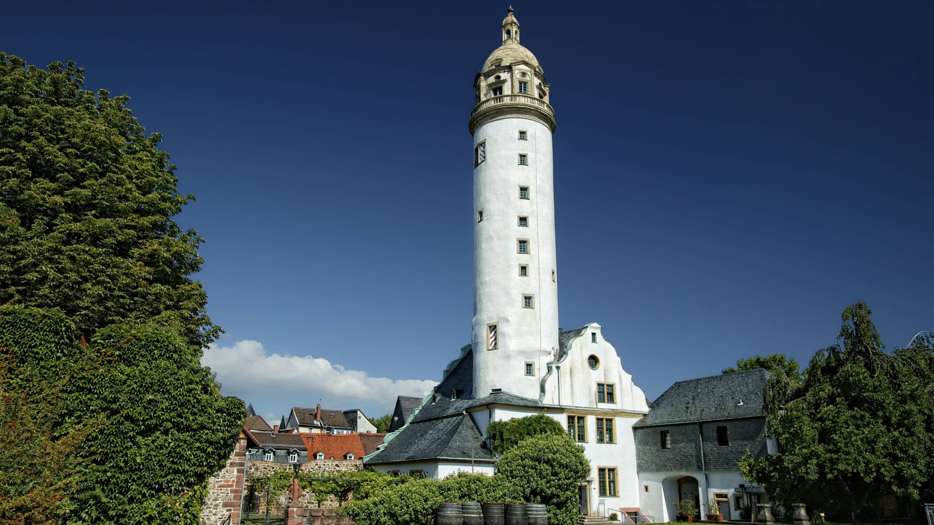 Höchster Schloss in Frankfurt (Archivbild): Steht man auf der Terrasse des Alten Schlosses in Höchst, kann man man bis zur Frankfurter Skyline sehen.