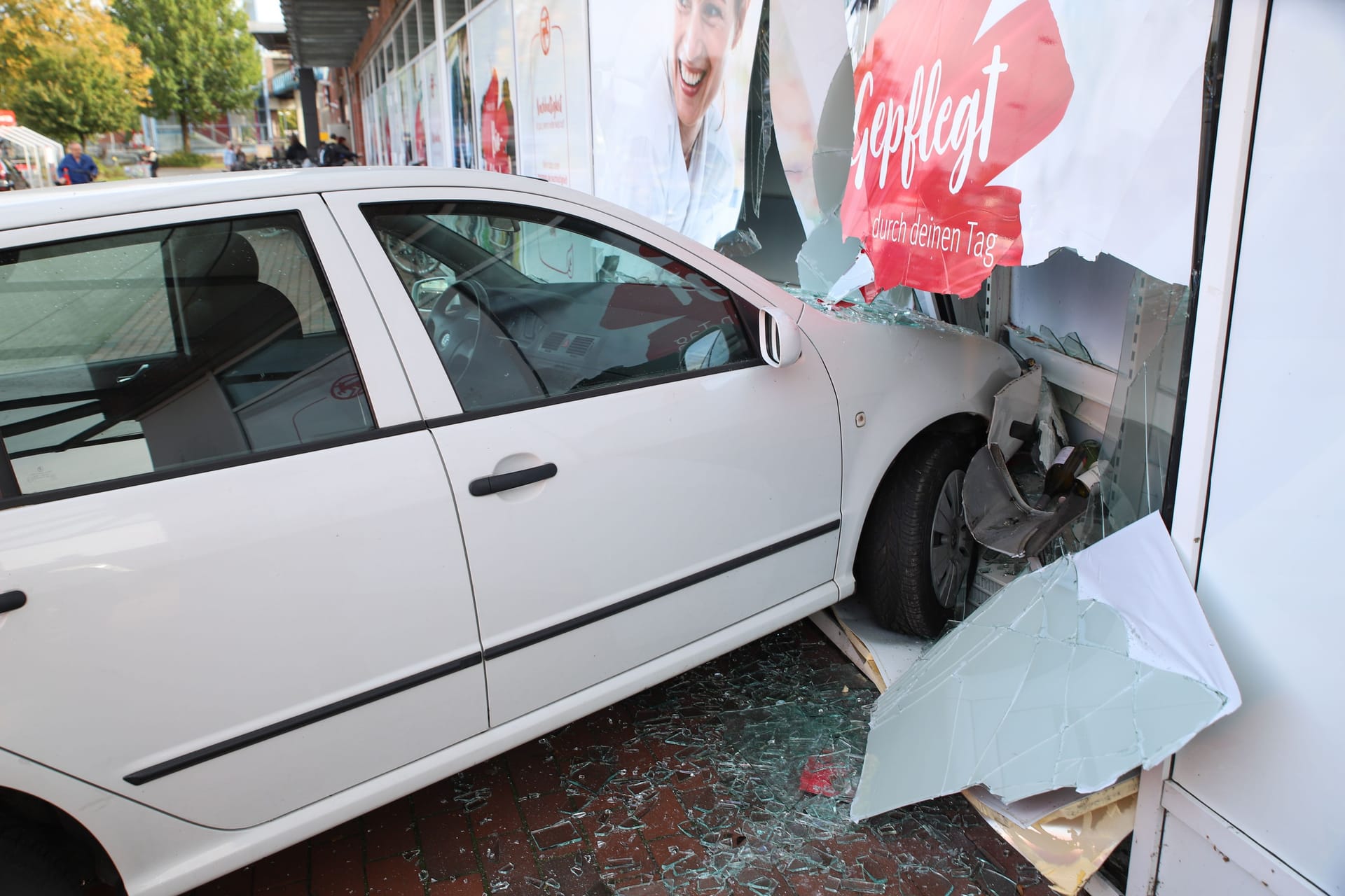 Dieses Auto ist am Donnerstag in das Schaufenster einer Rossmann-Filiale gefahren.