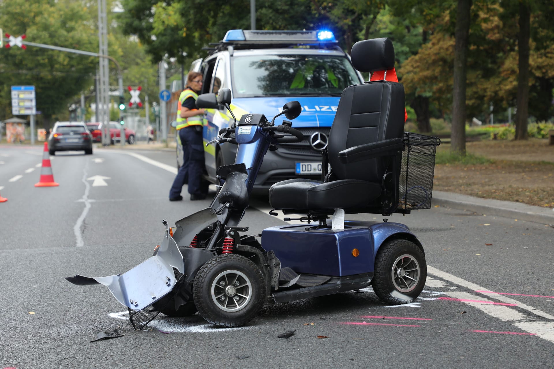 Der Rollstuhl wurde beim Unfall erheblich beschädigt: Der Dr.-Külz-Ring war zeitweise gesperrt.