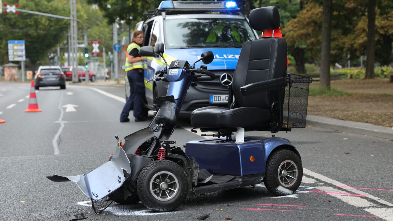 Der Rollstuhl wurde beim Unfall erheblich beschädigt: Der Dr.-Külz-Ring war zeitweise gesperrt.