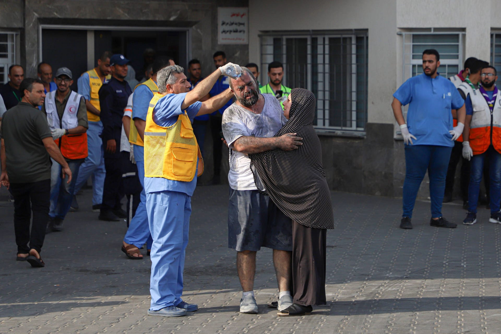 Ein verletzter Mann vor dem Krankenhaus in Gaza Stadt: Die Krankenhäuser des Gaza-Streifens sind überfüllt.