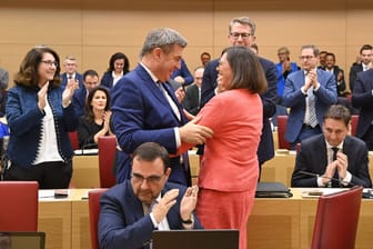Ilse Aigner nach ihrer Wiederwahl zu Landtagspräsidentin mit CSU-Chef Markus Söder.