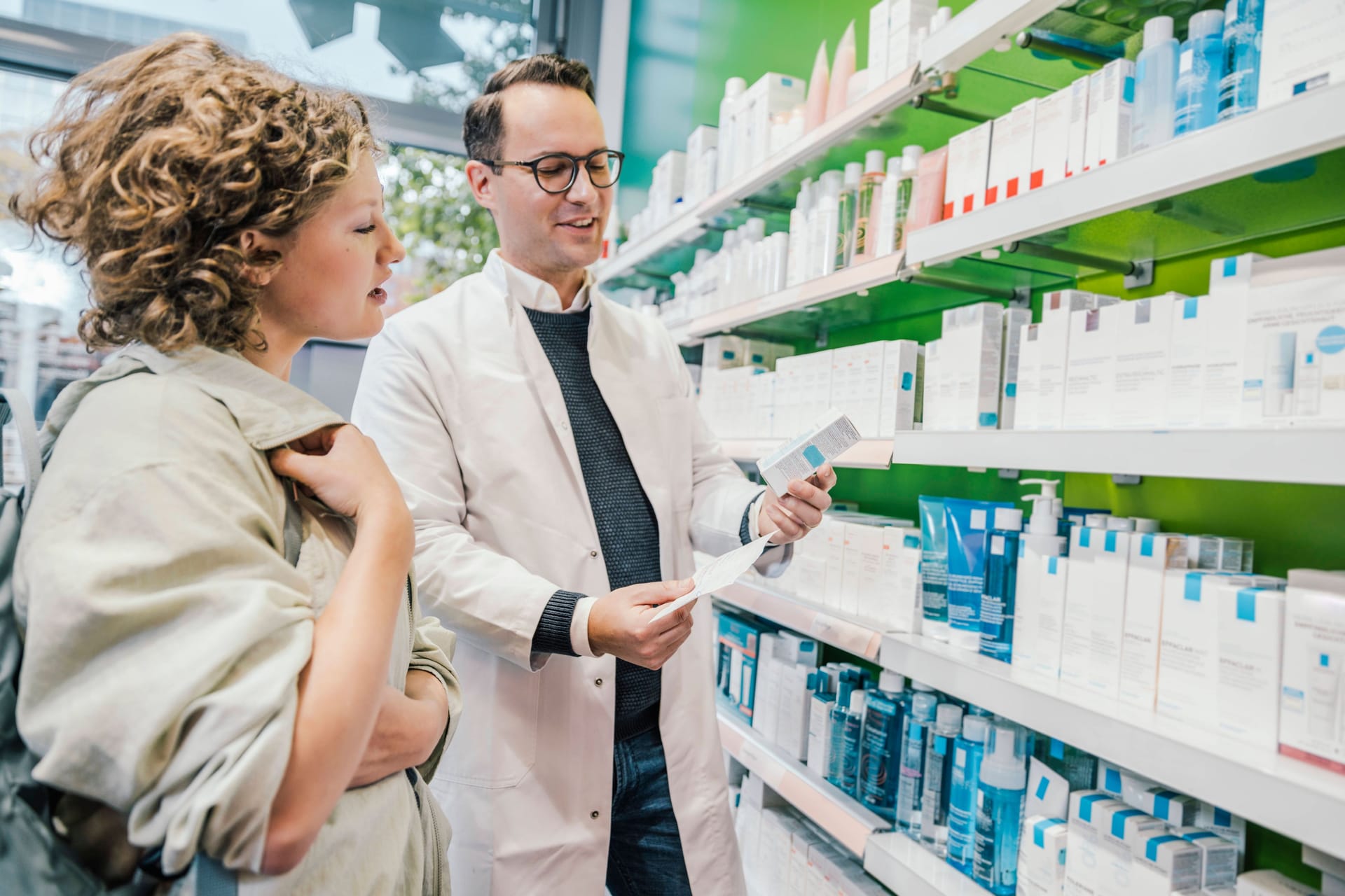 Eine Frau wird in einer Apotheke bedient (Symbolbild): Die Versorgung auf Wangerooge ist gesichert.