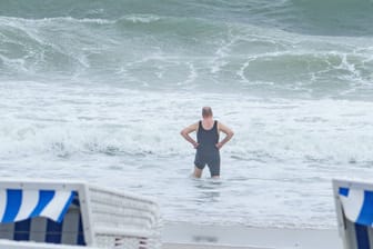 Schwimmer am stürmischen Sylter Strand (Archivfoto): Es wird ungemütlich im Norden.