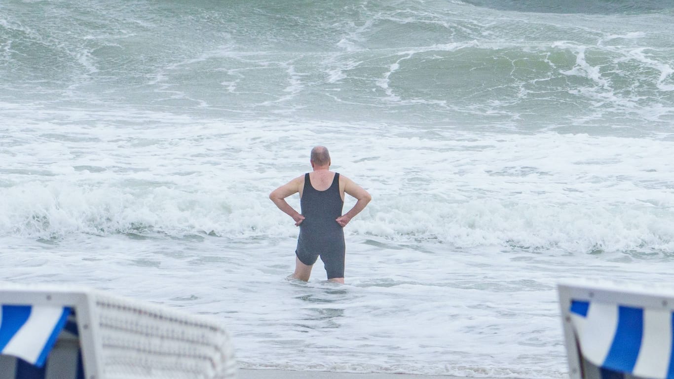 Schwimmer am stürmischen Sylter Strand (Archivfoto): Es wird ungemütlich im Norden.