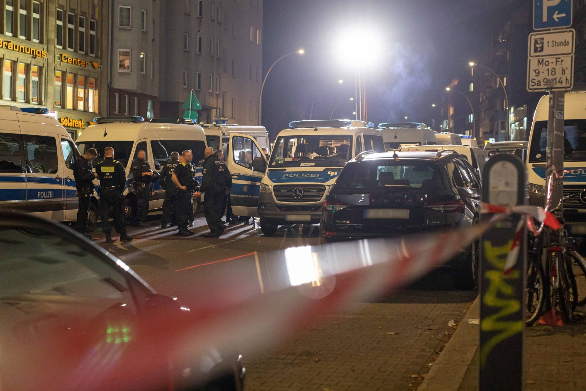 Die Berliner Polizei versammelt sich rund um den Hermannplatz und der Sonnenallee (Archivbild): Die Lage in Israel und Palästina haben sie im Blick.