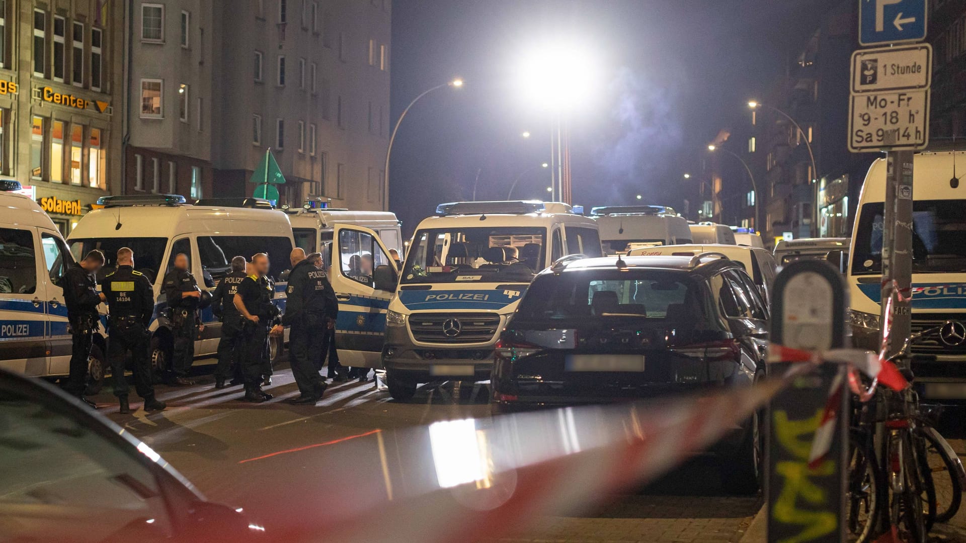 Die Berliner Polizei versammelt sich rund um den Hermannplatz und der Sonnenallee (Archivbild): Die Lage in Israel und Palästina haben sie im Blick.