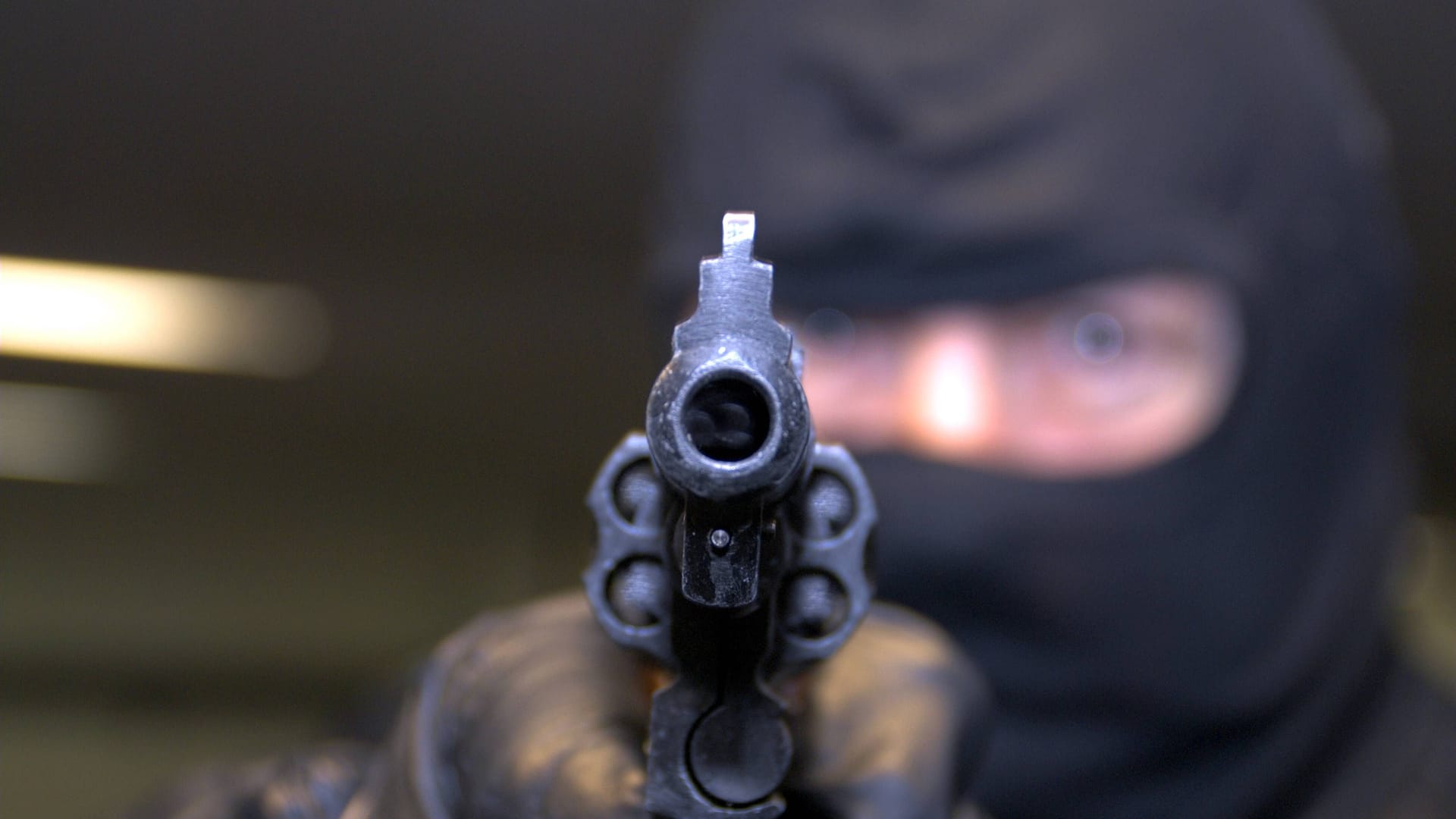Maskierter Mann mit Schusswaffe (Symbolbild): Maskierter Mann mit Schusswaffe (Symbolbild):
