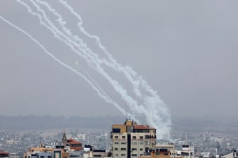 Raketen werden aus Gaza in Richtung Israel abgefeuert.