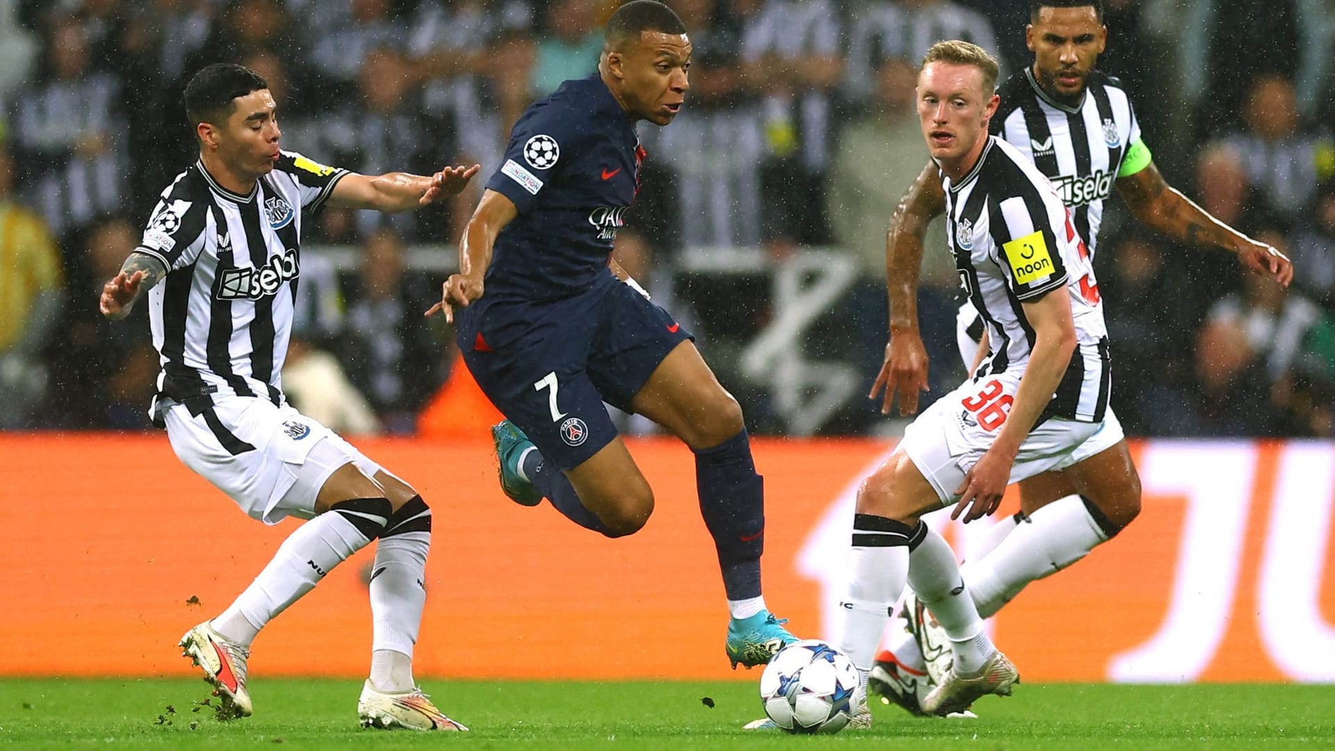 Kylian Mbappé (m.) im Duell mit mehreren Newcastle-Spielern.