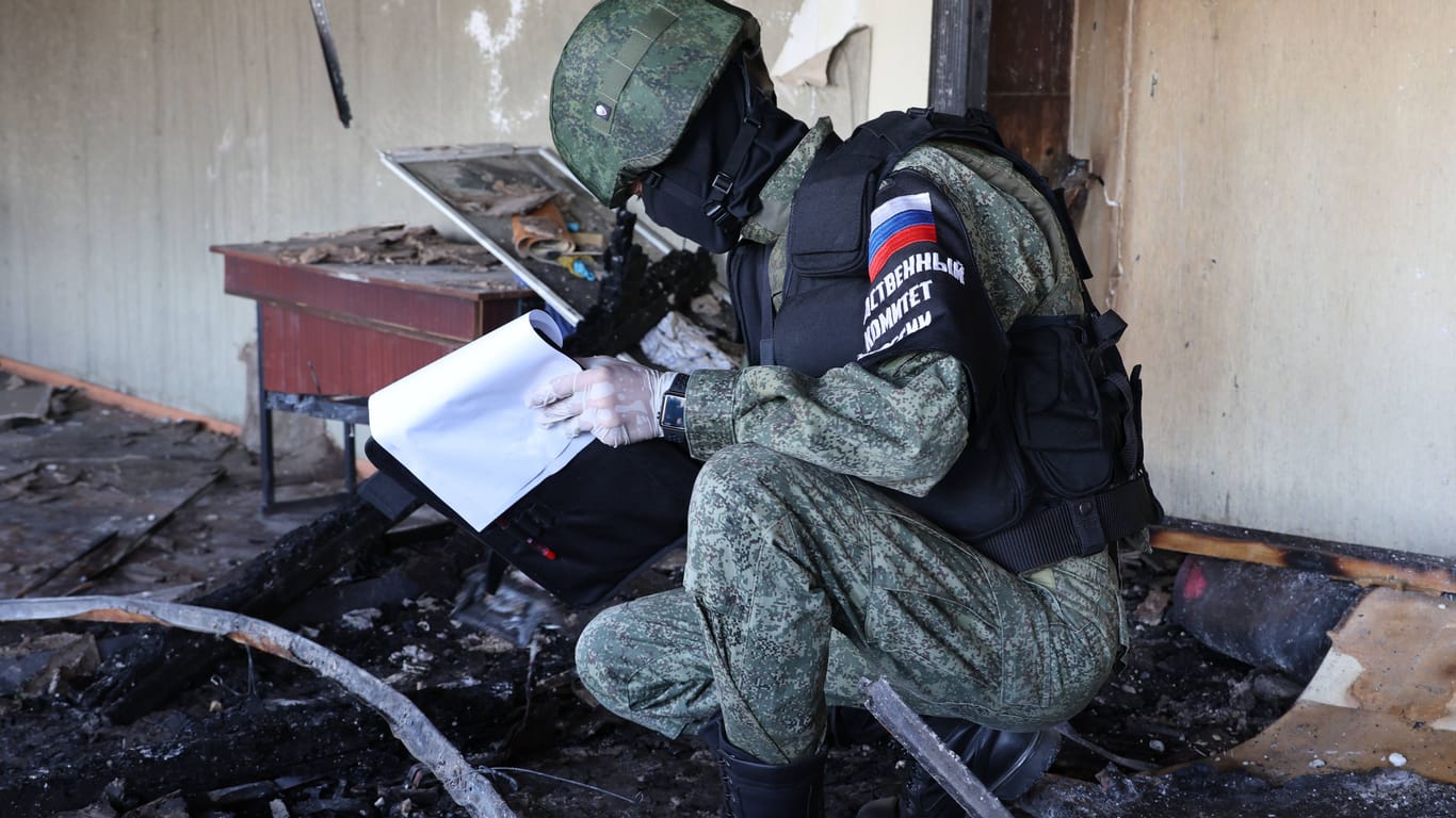 Ein russischer Soldat in einem zerstörten Haus in Melitopol (Archivbild): Die Russen haben schon früh die Kontrolle über die Stadt erhalten.