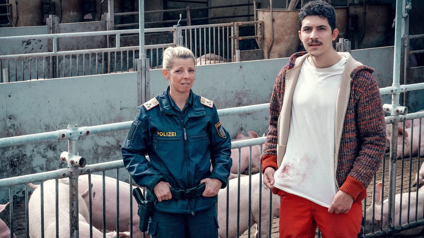 Polizistin Hofmüller (Karin Lischka) verdächtigt direkt den Hofarbeiter Darius (Marko Kerezovic).