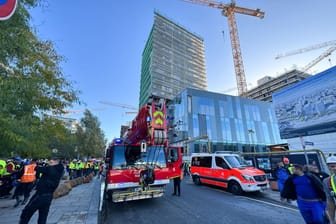Mehrere Bauarbeiter in Hamburg von Gerüst gestürzt