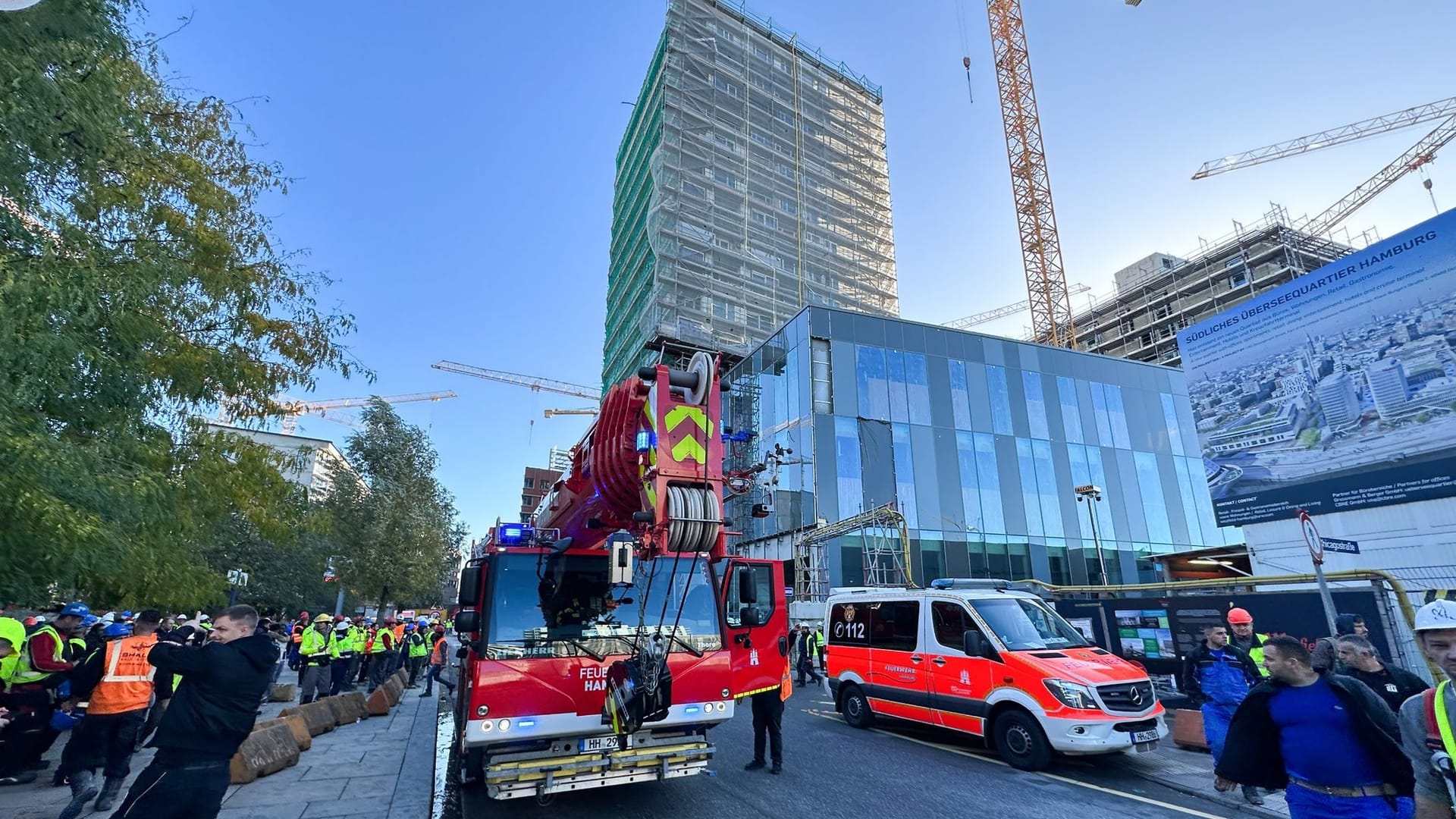 Mehrere Bauarbeiter in Hamburg von Gerüst gestürzt