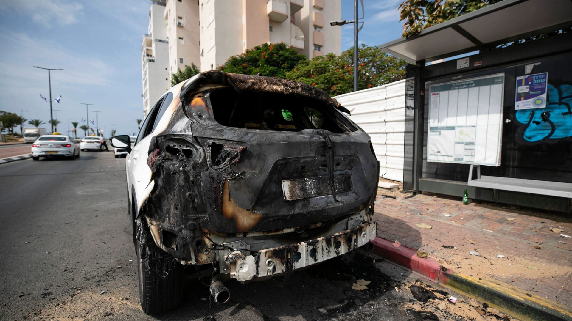 Eine durch Raketen aus dem Gazastreifen beschädigtes Auto Straße in Aschkelon: In der südisraelischen Stadt findet derzeit eine Austauschreise von Berlinern statt.