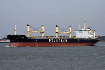 Der Frachter "Polesie" (Archivbild): Nach einem Zusammenstoß von zwei Frachtschiffen am Dienstagmorgen in der Nordsee werden mehrere Menschen vermisst.
