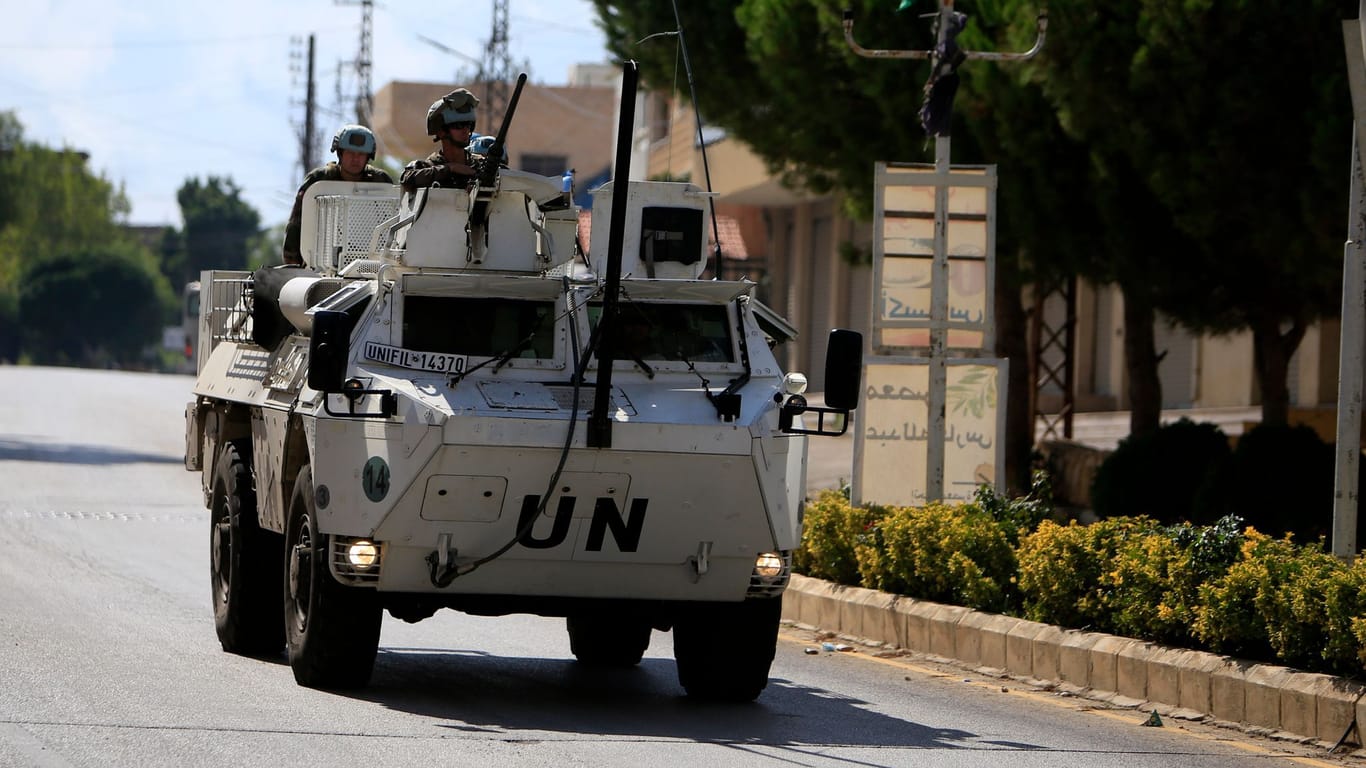 Friedenstruppen der Interimstruppe der Vereinten Nationen im Libanon (UNIFIL) patrouillieren an der libanesisch-israelischen Grenze in Odeissah im Südlibanon.