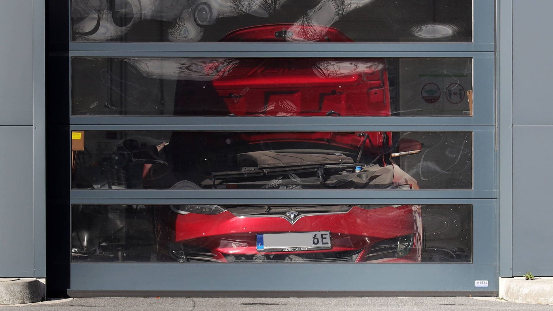 Tesla in der Werkstatt: Die Reparaturkosten von E-Autos sind deutlich höher als beim Verbrenner.