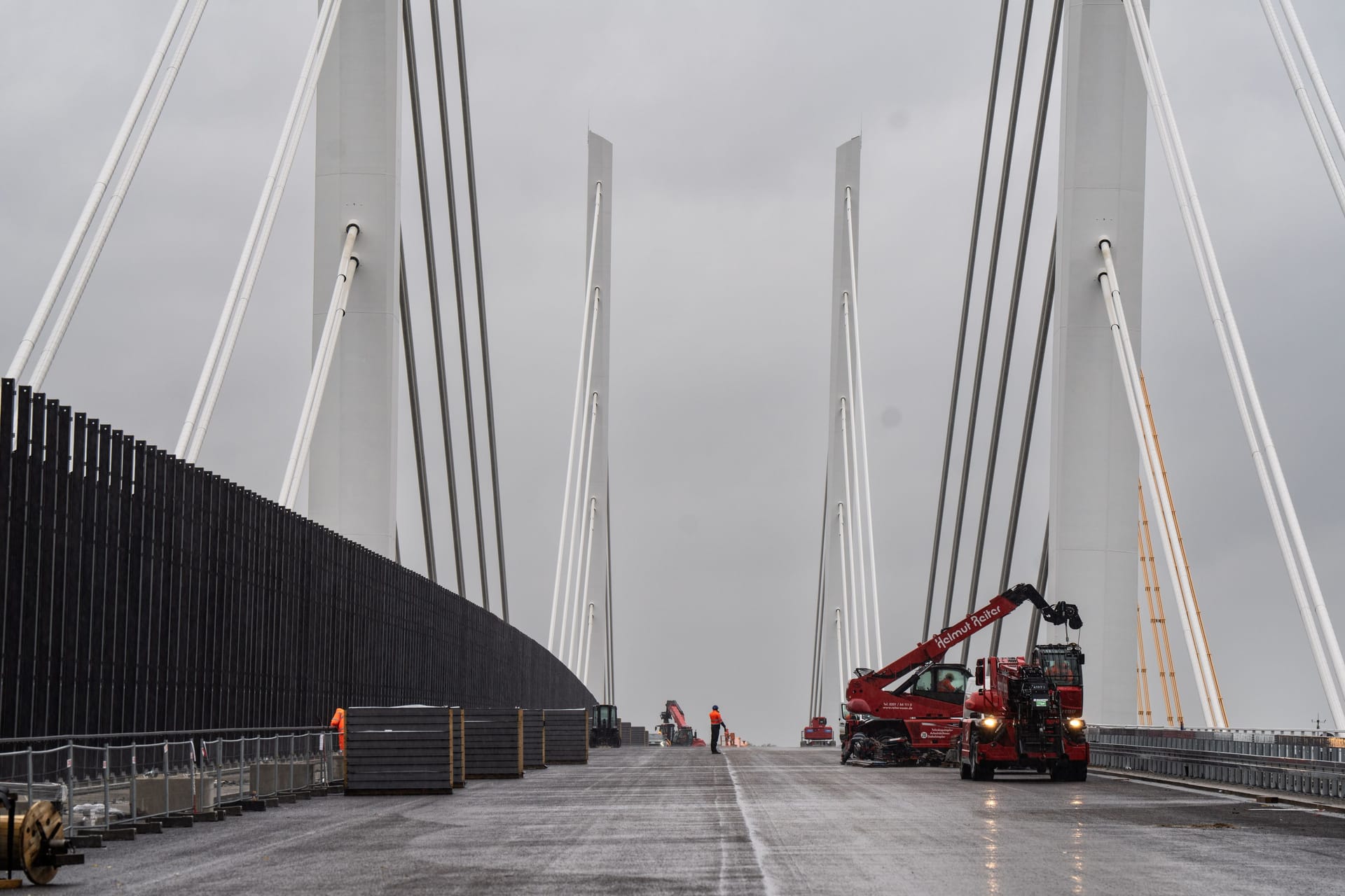 Letzte Bauarbeiten auf der neuen Rheinbrücke für die A40 bei Duisburg am Mittwoch.