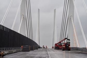 Letzte Bauarbeiten auf der neuen Rheinbrücke für die A40 bei Duisburg am Mittwoch.