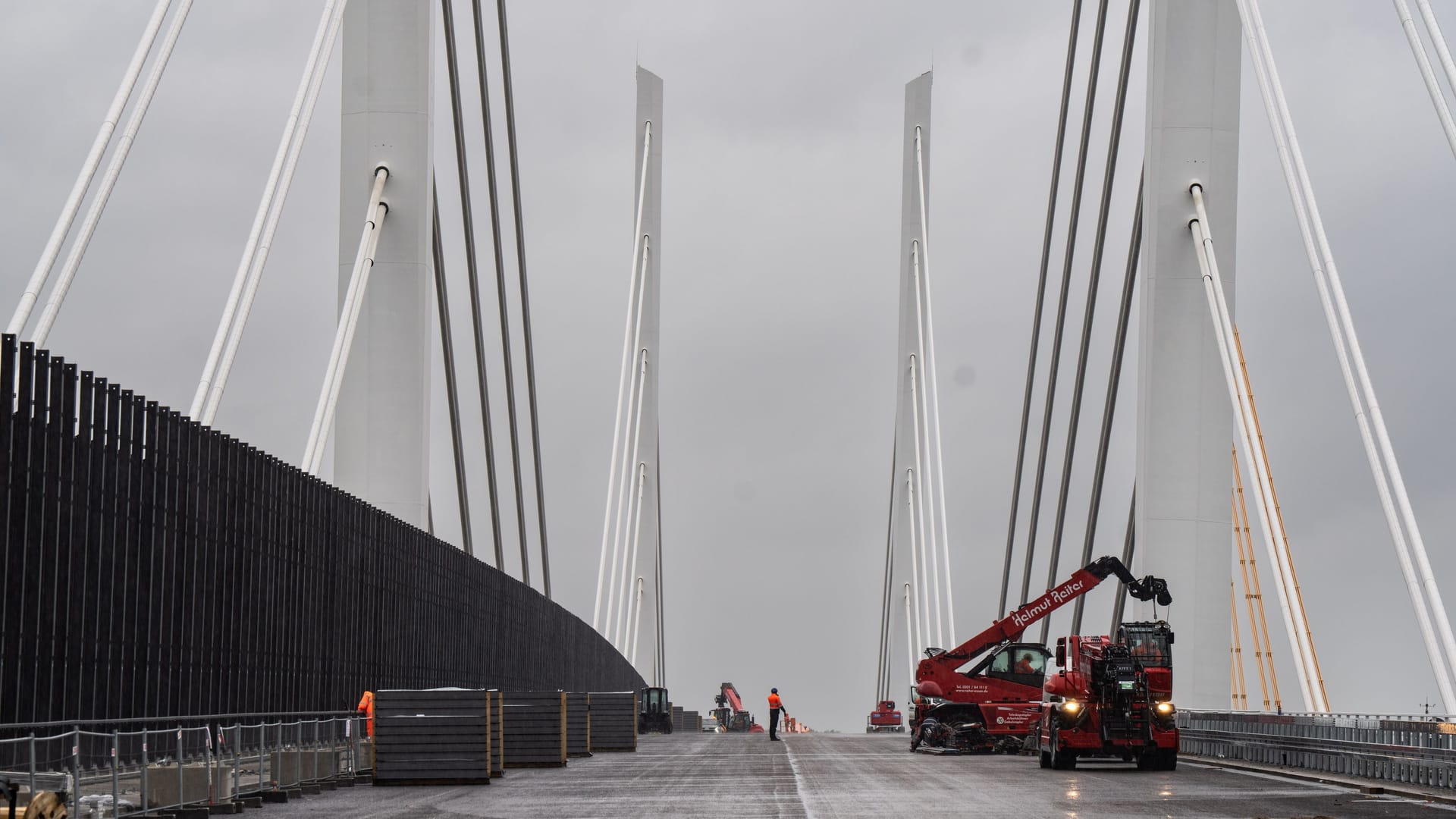 Letzte Bauarbeiten auf der neuen Rheinbrücke für die A40 bei Duisburg am Mittwoch.