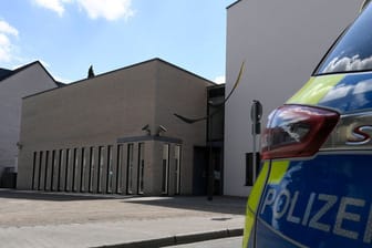 Ein Polizeiwagen steht vor einer Synagoge (Archivbild): Die Schutzmaßnahmen jüdischer Einrichtungen werde erneut.