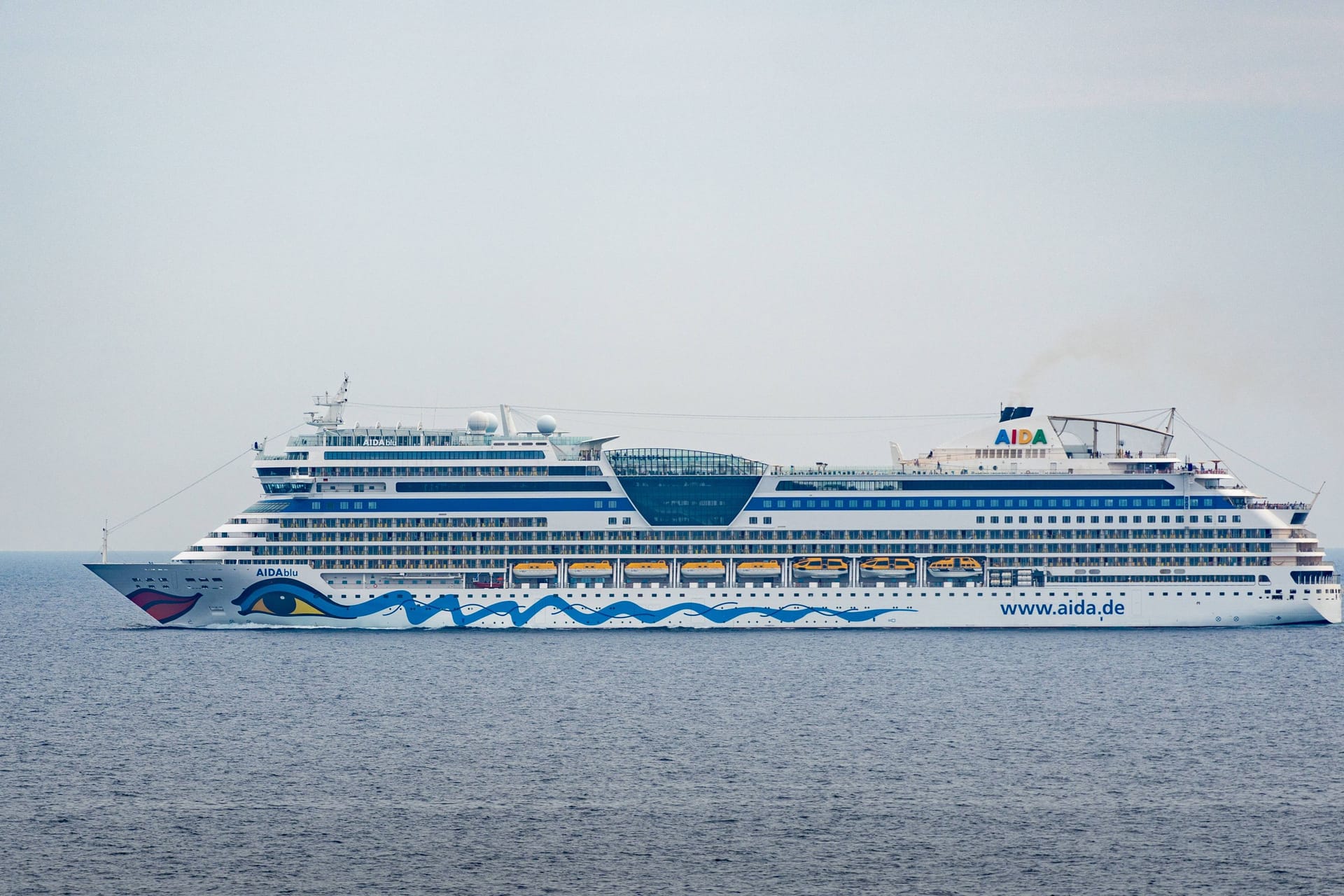 "Aida Blu" auf dem Meer (Archivbild): Im Mittelmeer dockte eine Segeljacht mit Geflüchteten an das Kreuzfahrtschiff an.