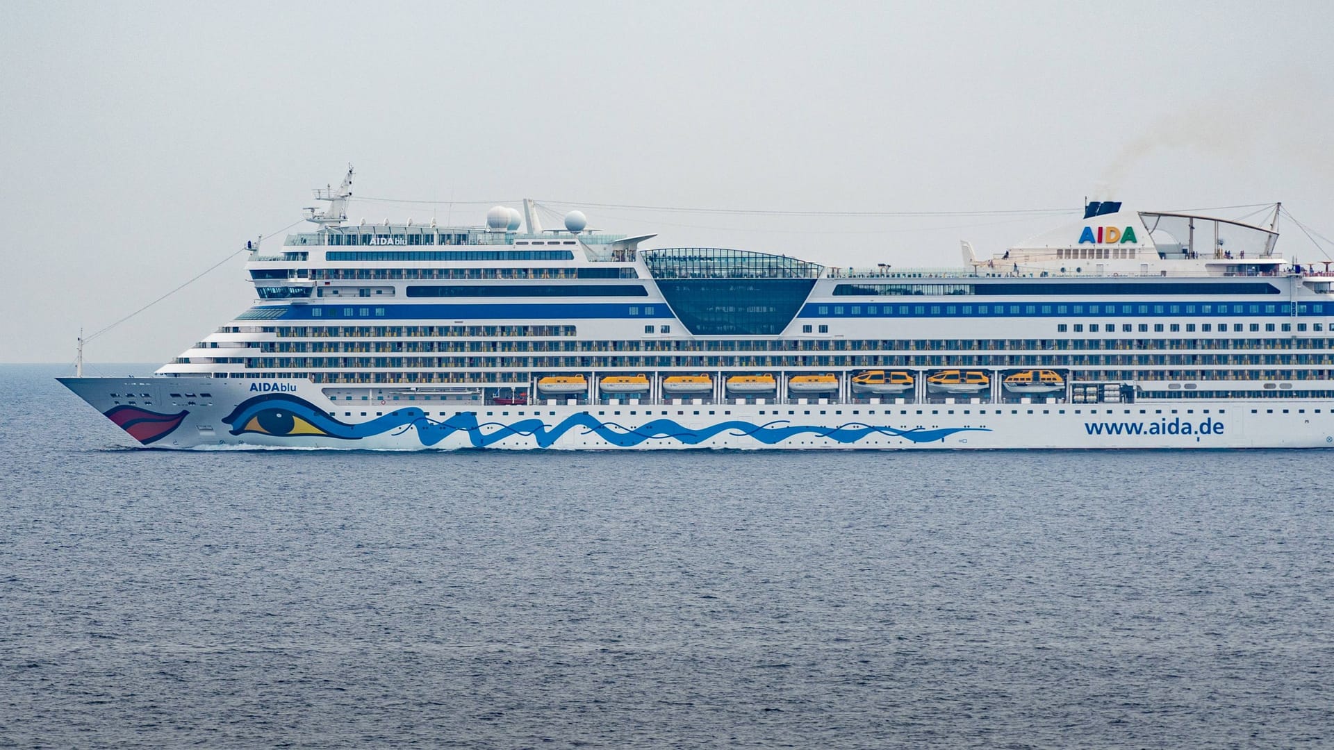 "Aida Blu" auf dem Meer (Archivbild): Im Mittelmeer dockte eine Segeljacht mit Geflüchteten an das Kreuzfahrtschiff an.