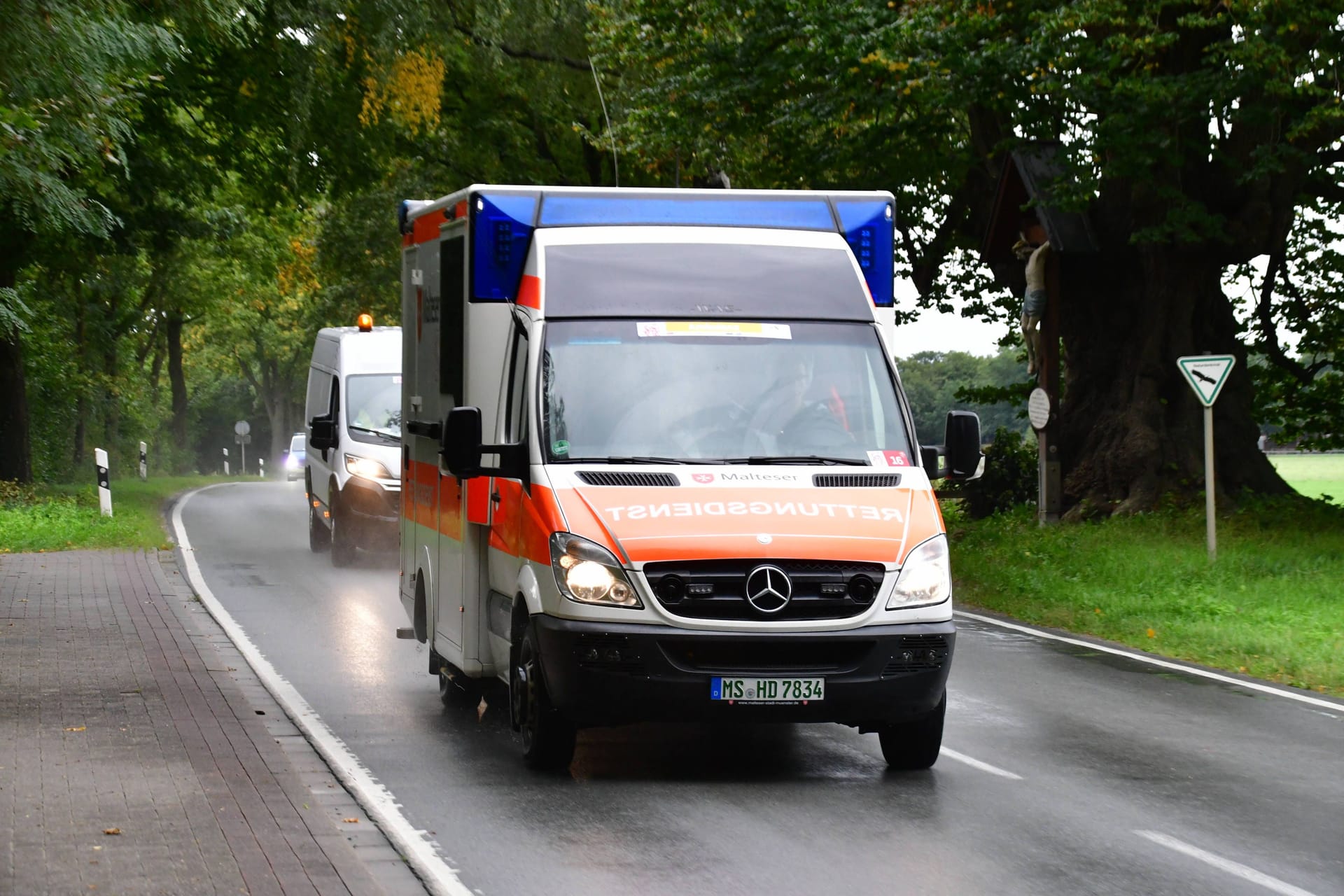 Rettungswagen im Einsatz (Symbolfoto): In Bremerhaven gab es am Abend einen schweren Zusammenstoß.