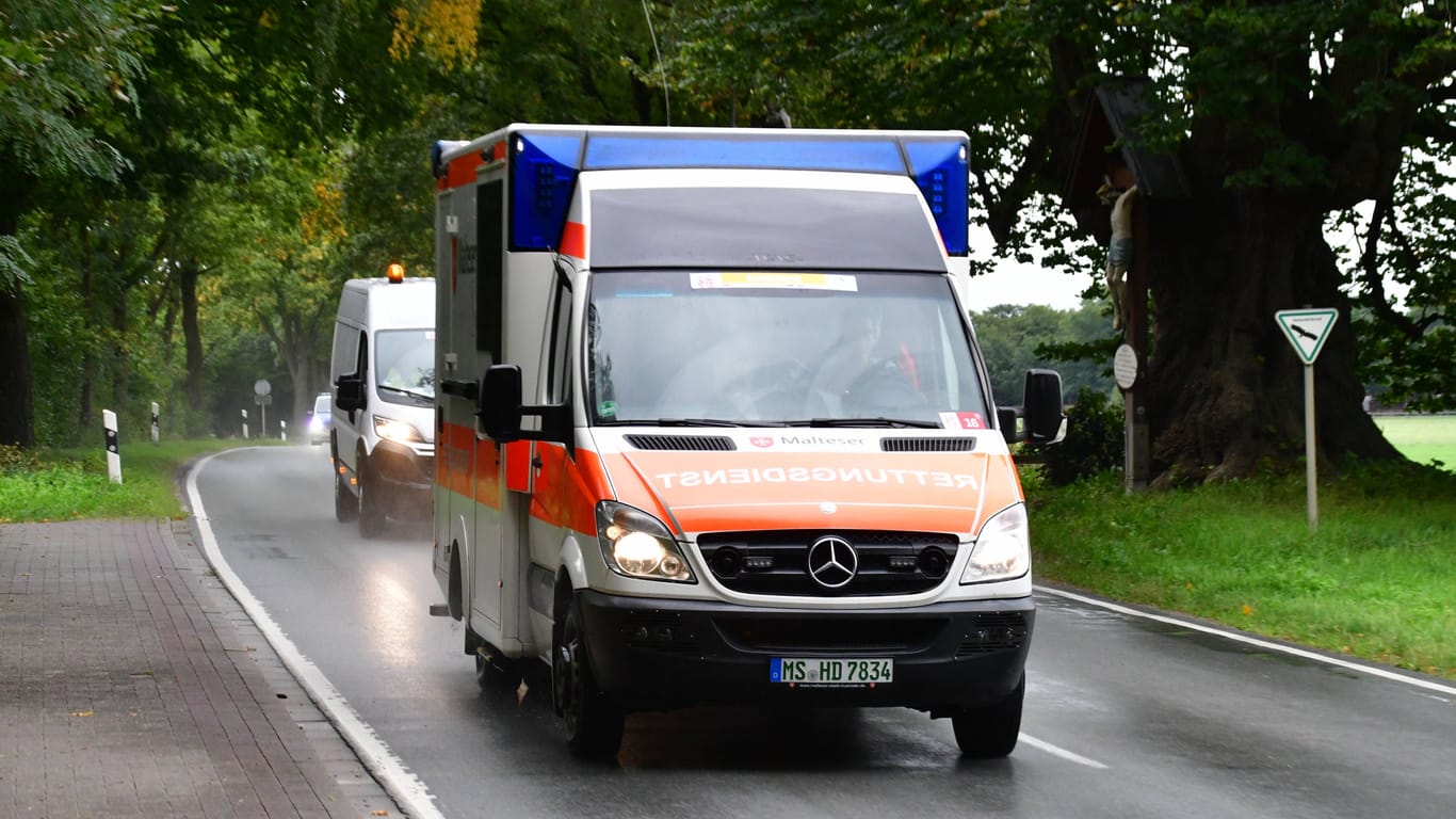 Rettungswagen im Einsatz (Symbolfoto): In Bremerhaven gab es am Abend einen schweren Zusammenstoß.